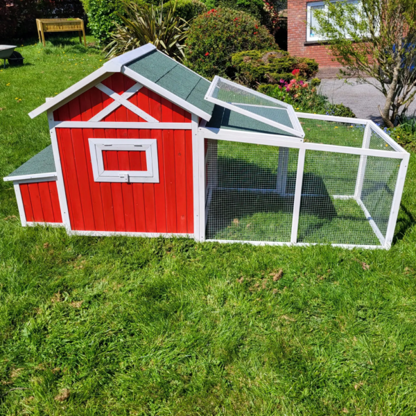 Egg-Center Chicken Coop – 9-12 Birds – Red