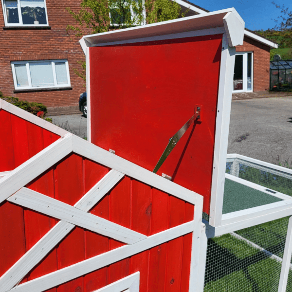 Egg-Center Chicken Coop – 9-12 Birds – Red