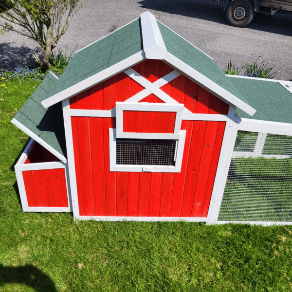 Egg-Center Chicken Coop – 9-12 Birds – Red